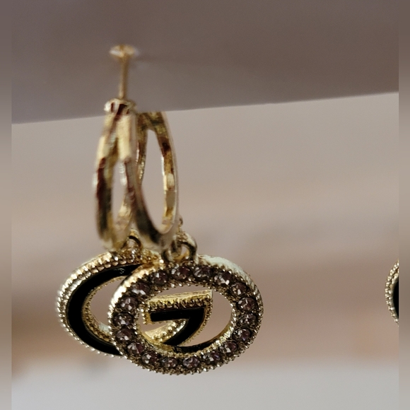 DOUBLE G LETTER EARRINGS. - Picture 3 of 10